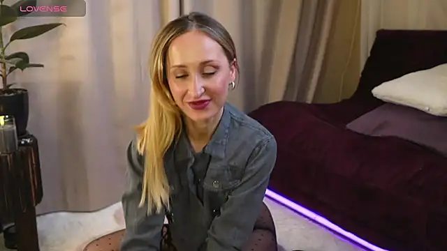 Emely Moon online show from April 2026 06:41:01 PM