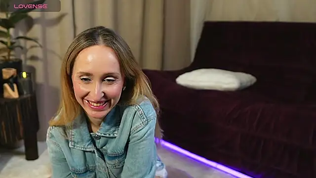 Emely Moon online show from April 2026 07:08:01 PM