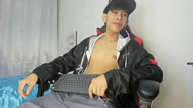 Snapshot of julian_xx chatting on April 2026 08:00:02 PM julian xx online show from April 2026 08:00:02 PM