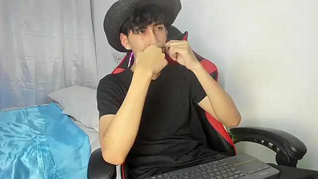 Snapshot of julian_xx chatting on April 2026 07:08:02 PM julian xx online show from April 2026 07:08:02 PM