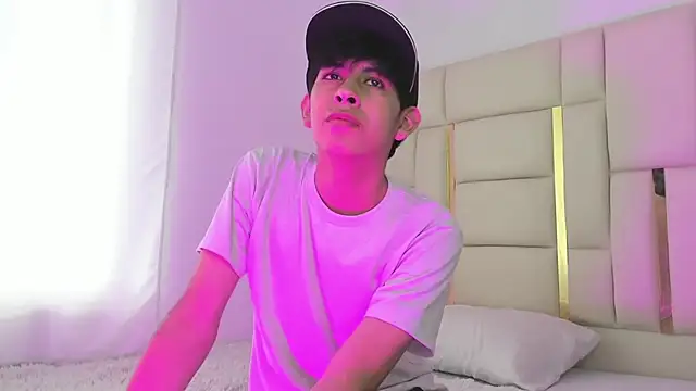 Snapshot of julian_xx chatting on June 2026 07:38:02 PM julian xx online show from June 2026 07:38:02 PM