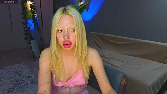 Snapshot of Luna_Beverly chatting on June 2026 01:28:02 AM Luna Beverly online show from June 2026 01:28:02 AM
