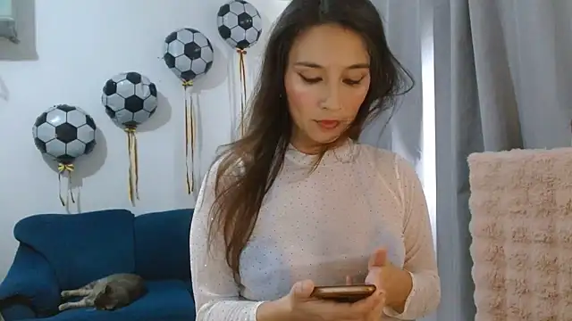 Snapshot of Almaglow_ chatting on June 2026 05:28:01 PM Almaglow online show from June 2026 05:28:01 PM