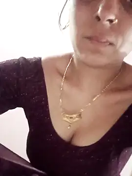 Snapshot of Hot_ree85 chatting on May 2026 01:29:01 PM Hot ree85 online show from May 2026 01:29:01 PM