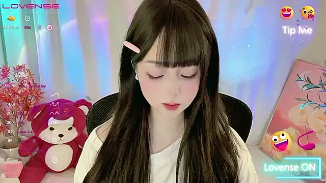 Snapshot of CLaire-5 chatting on April 2026 06:39:01 PM CLaire-5 online show from April 2026 06:39:01 PM