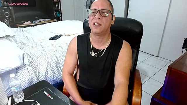 Snapshot of Daddy_1970 chatting on March 2026 09:32:01 AM Daddy 1970 online show from March 2026 09:32:01 AM