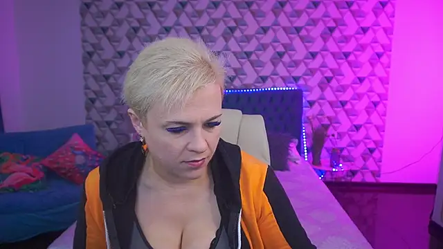 Snapshot of CrystalVibe chatting on May 2026 05:37:02 AM CrystalVibe online show from May 2026 05:37:02 AM