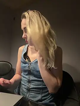 Snapshot of ElenaWhitmore chatting on June 2026 10:56:02 PM ElenaWhitmore online show from June 2026 10:56:02 PM
