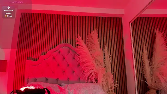 Violett hott  online show from February 2026 01:04:01 PM