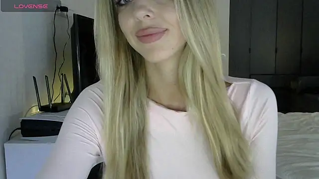 Snapshot of LizaSweetyq chatting on April 2026 11:01:02 AM LizaSweetyq online show from April 2026 11:01:02 AM