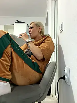 Snapshot of AlmaRusell chatting on January 2026 07:13:01 AM AlmaRusell online show from January 2026 07:13:01 AM