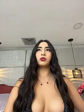 Snapshot of IvonneOwen chatting on May 2026 03:24:01 AM IvonneOwen online show from May 2026 03:24:01 AM