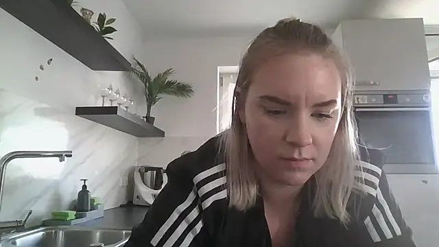 Snapshot of MinchenBienchen98 chatting on February 2026 03:00:01 PM MinchenBienchen98 online show from February 2026 03:00:01 PM