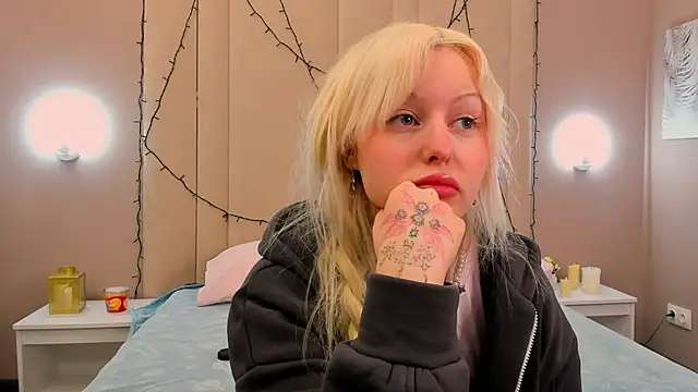 Snapshot of AdeleSilvy chatting on April 2026 01:52:01 AM AdeleSilvy online show from April 2026 01:52:01 AM