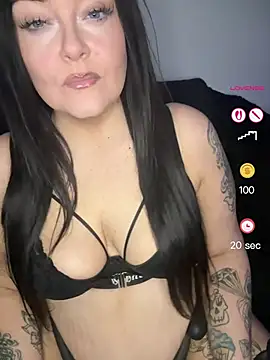 Snapshot of Miss_CurvesXXX chatting on May 2026 10:16:01 PM Miss CurvesXXX online show from May 2026 10:16:01 PM