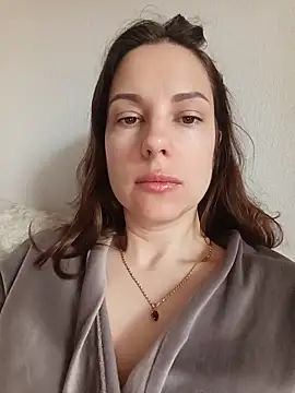 Snapshot of She-Moon chatting on May 2026 05:35:01 AM She-Moon online show from May 2026 05:35:01 AM