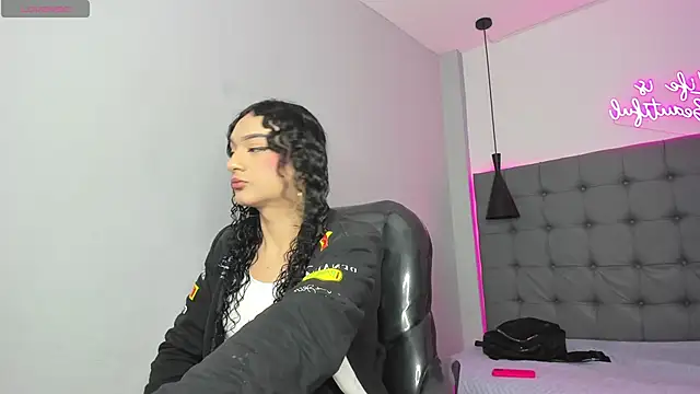 scarletcherry18 online show from July 2026 04:25:01 AM