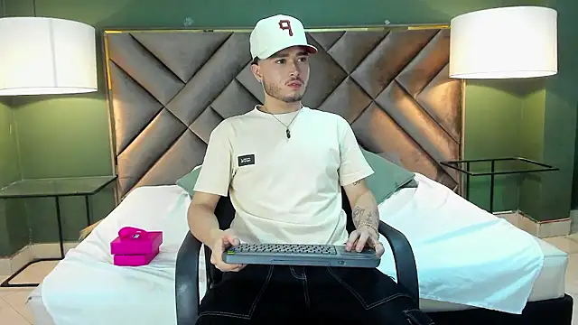 Snapshot of Salvattore_Muller chatting on February 2026 10:16:02 PM Salvattore Muller online show from February 2026 10:16:02 PM