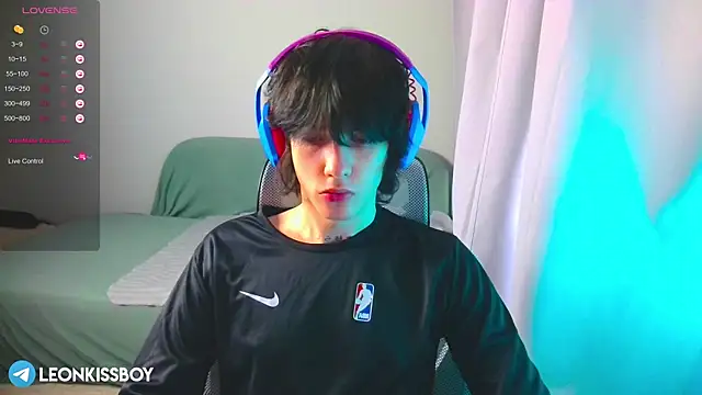 LeonBoykisser online show from March 2026 10:37:01 AM