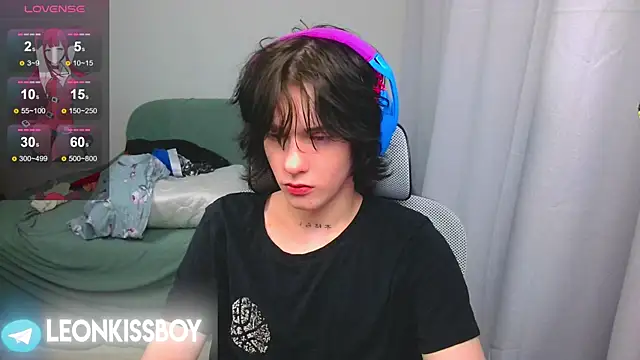 LeonBoykisser online show from April 2026 04:14:01 PM