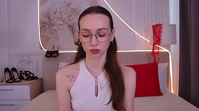 Snapshot of Emily_Simon chatting on May 2026 05:24:02 AM Emily Simon online show from May 2026 05:24:02 AM