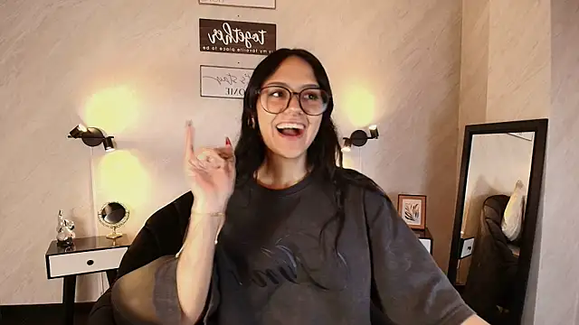 NiccolleHall online show from February 2026 01:17:01 PM