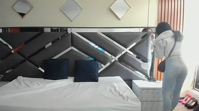 Ambarross  online show from March 2026 12:19:01 PM