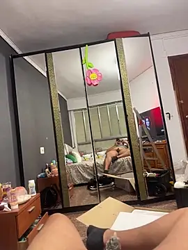 Snapshot of Mikelmore chatting on April 2026 09:10:01 AM Mikelmore online show from April 2026 09:10:01 AM