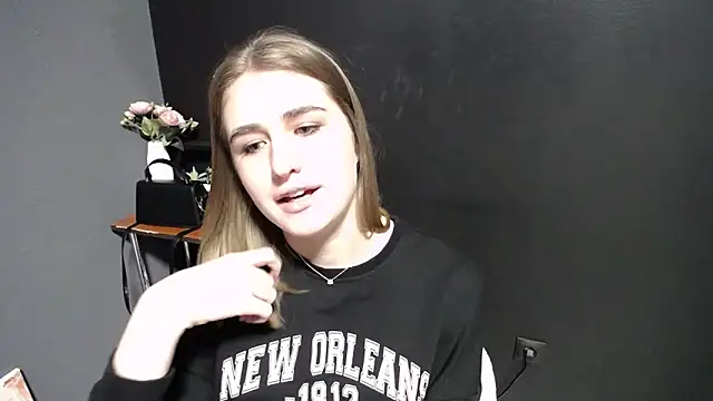 Sunny siren online show from April 2026 12:58:02 PM