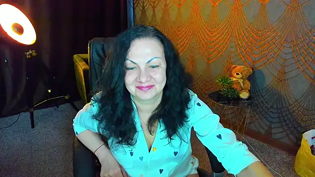 Snapshot of IrissMoon chatting on May 2026 05:37:01 AM IrissMoon online show from May 2026 05:37:01 AM
