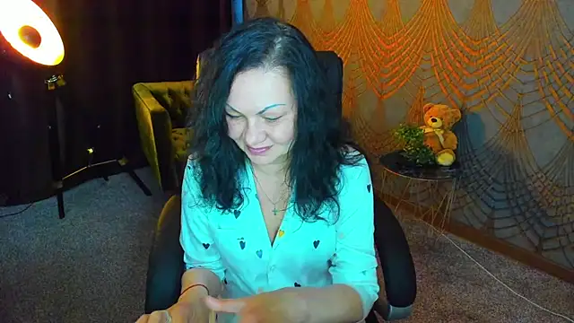 Snapshot of IrissMoon chatting on May 2026 05:27:01 AM IrissMoon online show from May 2026 05:27:01 AM