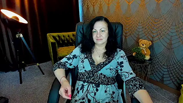 Snapshot of IrissMoon chatting on June 2026 05:43:02 AM IrissMoon online show from June 2026 05:43:02 AM