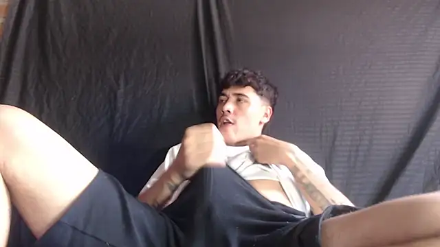 Snapshot of Andres1037 chatting on February 2026 04:33:01 PM Andres1037 online show from February 2026 04:33:01 PM