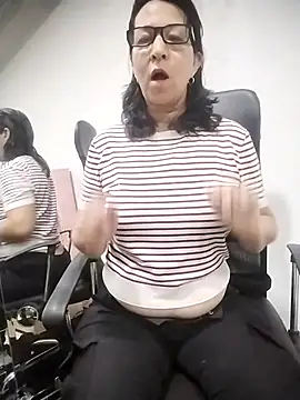 Snapshot of RosseLaure chatting on February 2026 01:00:02 AM RosseLaure online show from February 2026 01:00:02 AM