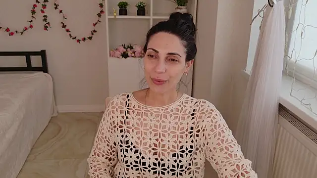 Snapshot of LovelyBeatrice chatting on May 2026 10:44:01 AM LovelyBeatrice online show from May 2026 10:44:01 AM