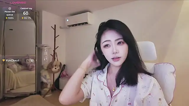 Snapshot of Jolie-22 chatting on May 2026 01:53:01 PM Jolie-22 online show from May 2026 01:53:01 PM