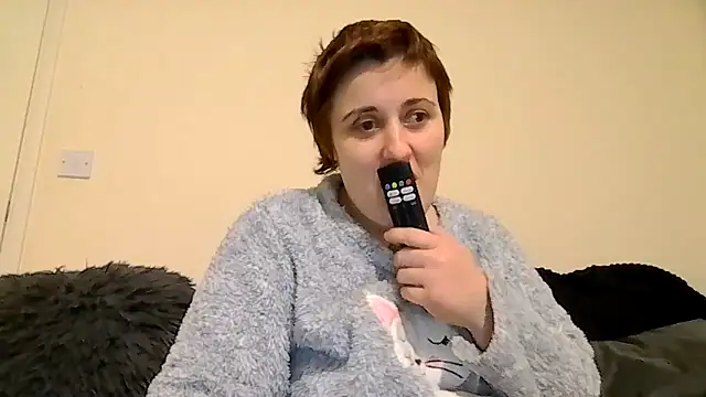 Snapshot of Tiara_XOX chatting on February 2026 05:17:01 AM Tiara XOX online show from February 2026 05:17:01 AM