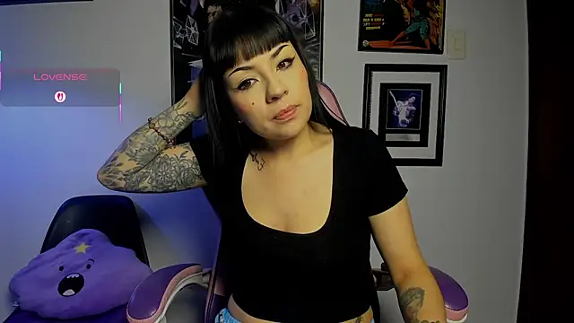 Snapshot of luckylaura chatting on February 2026 04:33:02 AM luckylaura online show from February 2026 04:33:02 AM