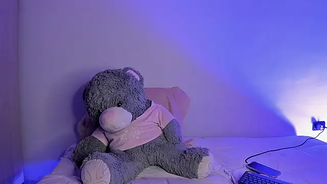 Snapshot of ViolettM chatting on February 2026 04:08:01 AM ViolettM online show from February 2026 04:08:01 AM