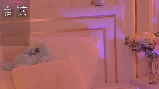 Snapshot of MollyHilton chatting on February 2026 07:43:01 PM MollyHilton online show from February 2026 07:43:01 PM