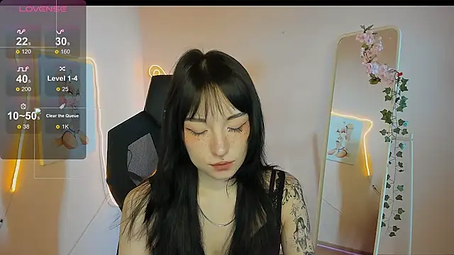 Snapshot of AliceeinWonderlanddd chatting on May 2026 02:06:02 AM AliceeinWonderlanddd online show from May 2026 02:06:02 AM