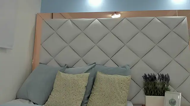 crystalstonee online show from April 2026 10:26:02 PM