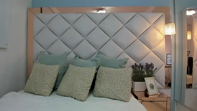 crystalstonee online show from May 2026 11:12:01 PM