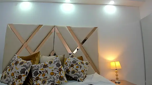 crystalstonee online show from June 2026 06:07:01 PM
