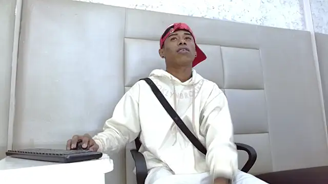 Snapshot of TonnyMarck chatting on February 2026 02:33:01 AM TonnyMarck online show from February 2026 02:33:01 AM