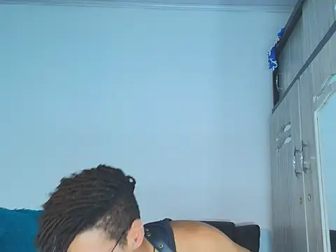 ThiiagoSaeenz online show from July 2026 10:00:01 PM