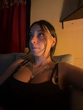 Snapshot of Sweetgirl44hott chatting on March 2026 03:21:01 AM Sweetgirl44hott online show from March 2026 03:21:01 AM