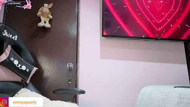 Snapshot of emyxpearly chatting on March 2026 07:15:01 AM emyxpearly online show from March 2026 07:15:01 AM