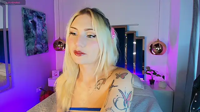Snapshot of Mariluu_ chatting on May 2026 08:04:04 PM Mariluu online show from May 2026 08:04:04 PM