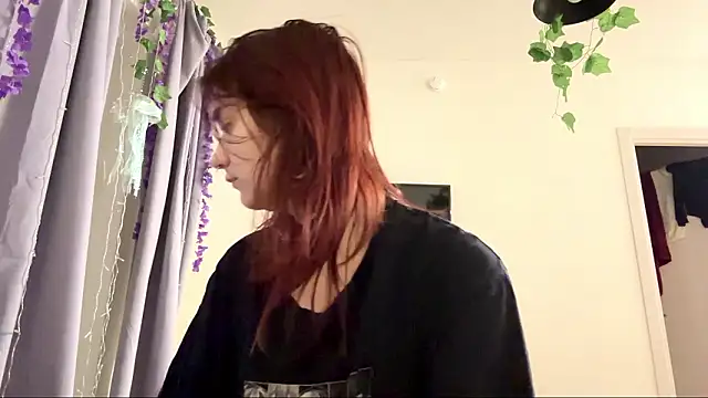 Snapshot of LunaMacky chatting on February 2026 12:03:01 AM LunaMacky online show from February 2026 12:03:01 AM